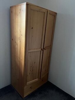 Masivní skříně borovice
