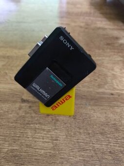 Walkman SONY WM-B18 (made in Japan) + stojánek Aiwa ,čti pop