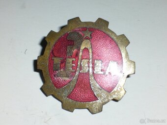Odznaky Tesla a 1. máj