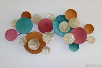 Kovová nástěnná dekorace na zeď