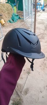 Jezdecká helma