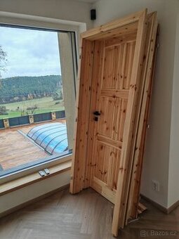 Nové dřevěné dveře