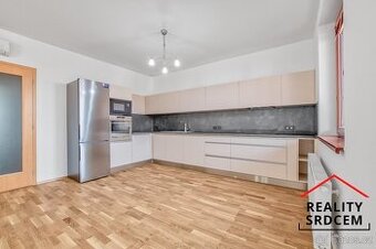 Pronájem prostorného bytbytu 4+kk s balkónem, lodžií i parko