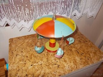 Retro kovový kolotoč pro panenky / figurky – plně funkční, z