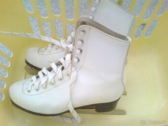 Dvoje dámské brusle - velikost 38 a velikost  40
