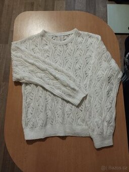 Svetr bílý