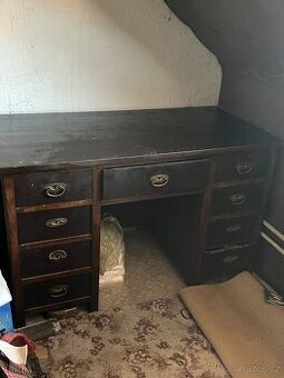 Starý dubový stůl