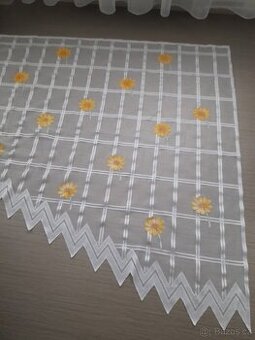 Krátká oblouková záclona se žlutými květy