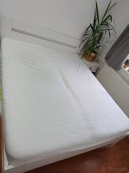 Manželská postel bílá s rostem a matracemi - 1