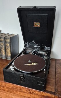 Gramofon His Master's Voice 102 Top stav