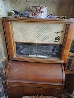 Gramofonová skříň a rádio