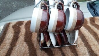 Hrníčky na kávu na stojánku.