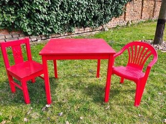 Dětský stoleček a dvě židličky