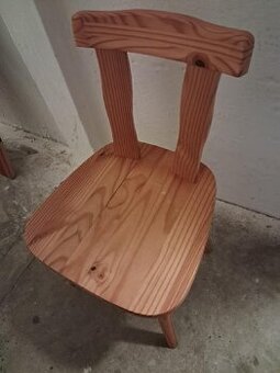 Dvě masivní dřevěné židle +police