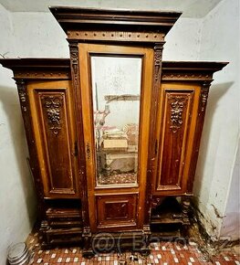 Dřevěná skříň z roku 1880 - 1