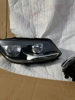 predni svetla svetlo vw touran prave pravy
