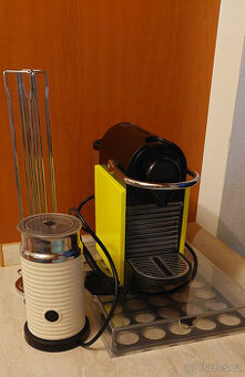 Kávovar Nespresso + Šlehač mléka, 2x držák kapslí