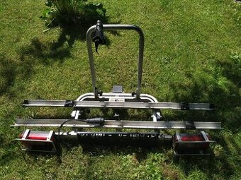 Nosič na cyklistická kola na tažné zařízení auta