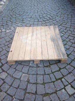 Dřevěné plné palety cca 102 x 102 x 13 cm
