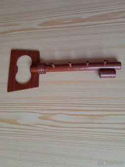 Dřevěný věšák na klíče