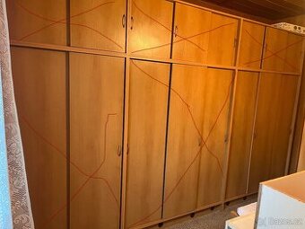 Daruji skříně a postel