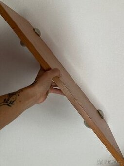 Nástěnné police ( dva kusy)