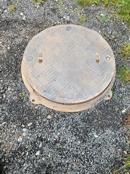 Litinový kanalizační poklop