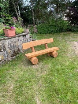 Masivní zahradní lavička z akátu