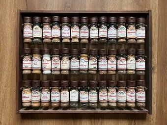 Nástěnný dřevěný stojan na kořenky + 36 skleněných kořenek