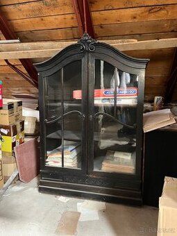 Starožitná vitrína (prosklený příborník)