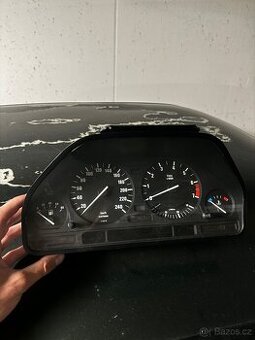 Budík / přístrojová deska BMW E34