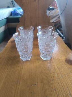 Menší broušené sklenice