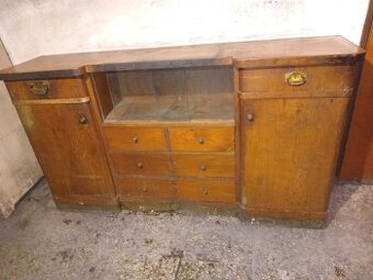 Vintage starý příborník se zásuvkami