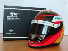 Carlos Sainz 2021 Ferrari F1 helma 1:2 - 1