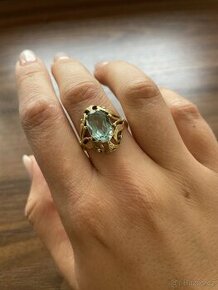 Zlatý dámský prsten se zeleným kamenem