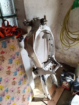 Suzuki GSX-R 600 K1 rám s papíry