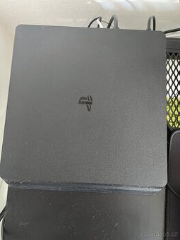 PS4 Slim 2TB + 7 her + 2 ovladače + nabíječka