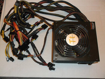 700 W Thermaltake 80+ Bronze tichý + bohatá kabeláž