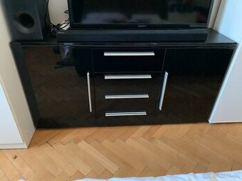 Skříň pod TV
