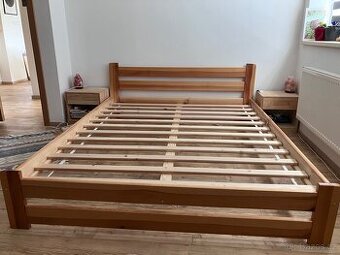Masivní smrková postel