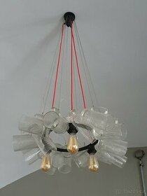 Designový skleněný lustr z půllitrů