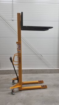 Ruční vysokozdvižný vozík