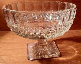 Broušená skleněná mísa