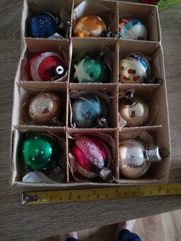 Ozdoby na stromeček staré.