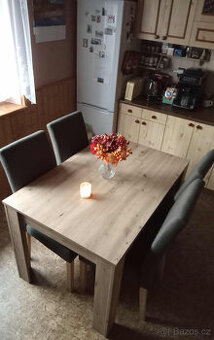 Jídelní stůl