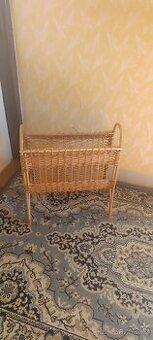 Ručně pletený retro stojan na časopisy / noviny