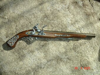 Prodám krásnou, novou repliku historické, křesadlové pistole