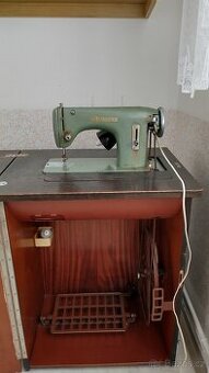 Šicí šlapací stroj