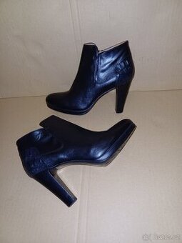 Černé kožené kotníkové boty vel.40