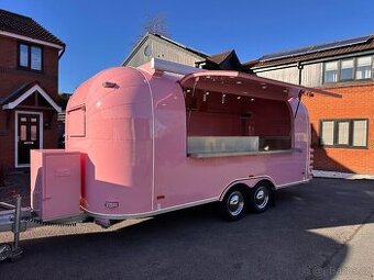 Food truck gastro přívěs v stylu Airstream 580 cm
